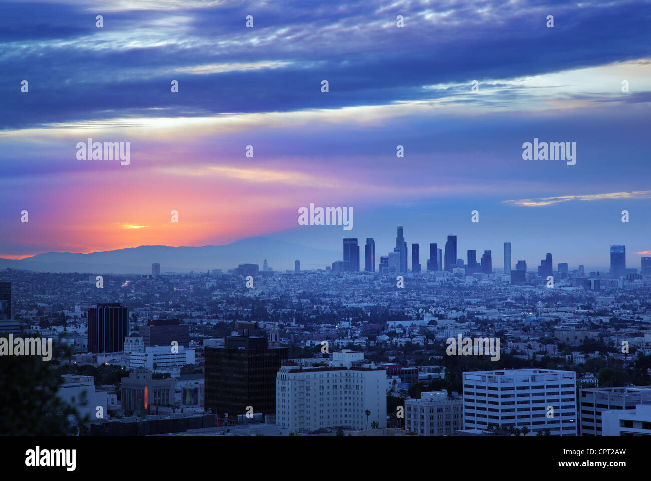 Los Angeles skyline au lever du soleil, vue de Hollywood Hills. Banque D'Images