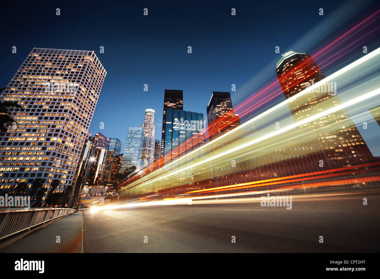 Los Angeles at night. Une longue exposition shot of blurred bus sur la rue de nuit. Banque D'Images