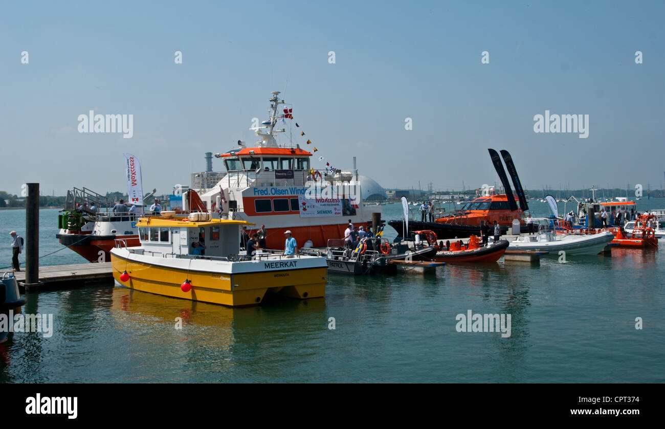 Les petits bateaux à flot le long d'une jetée à Southampton Banque D'Images