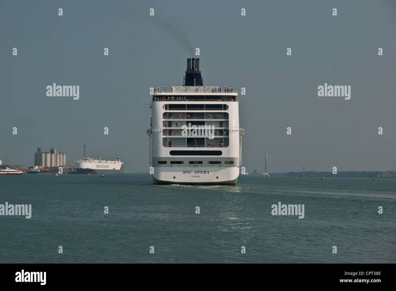 Un bateau de croisière dans le dock et de quitter le port de Southampton quay. Banque D'Images