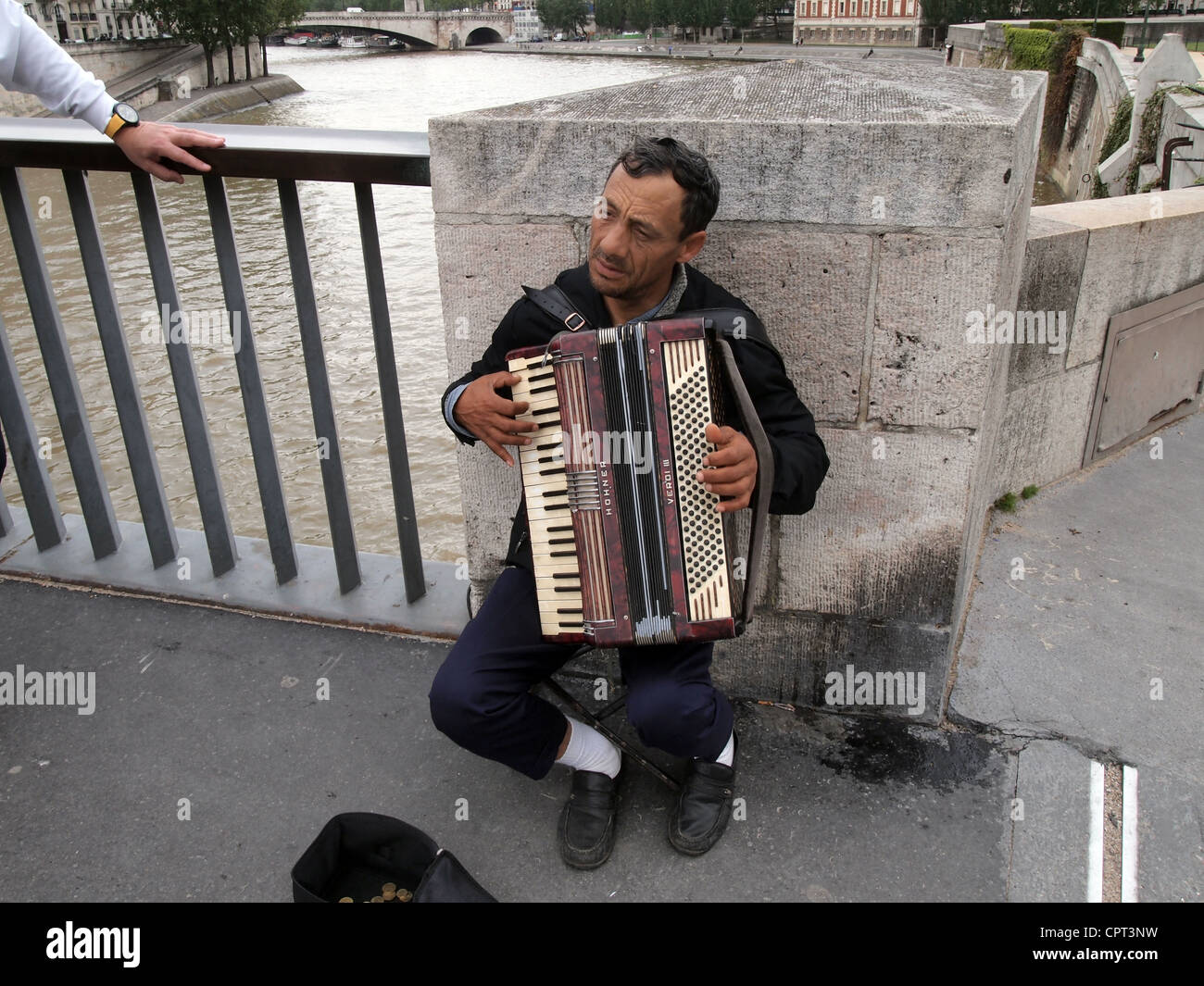 Musicien de rue jouant à l'accordéon sur le pont Saint-Louis à Paris, France, 10 mai 2012, © Katharine Andriotis Banque D'Images