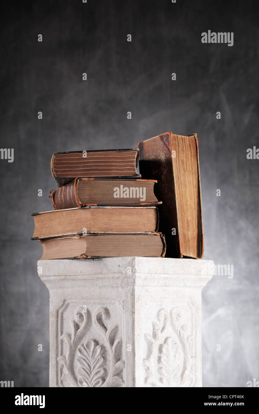 Vieux livres jaunis sur une colonne en plâtre. Banque D'Images