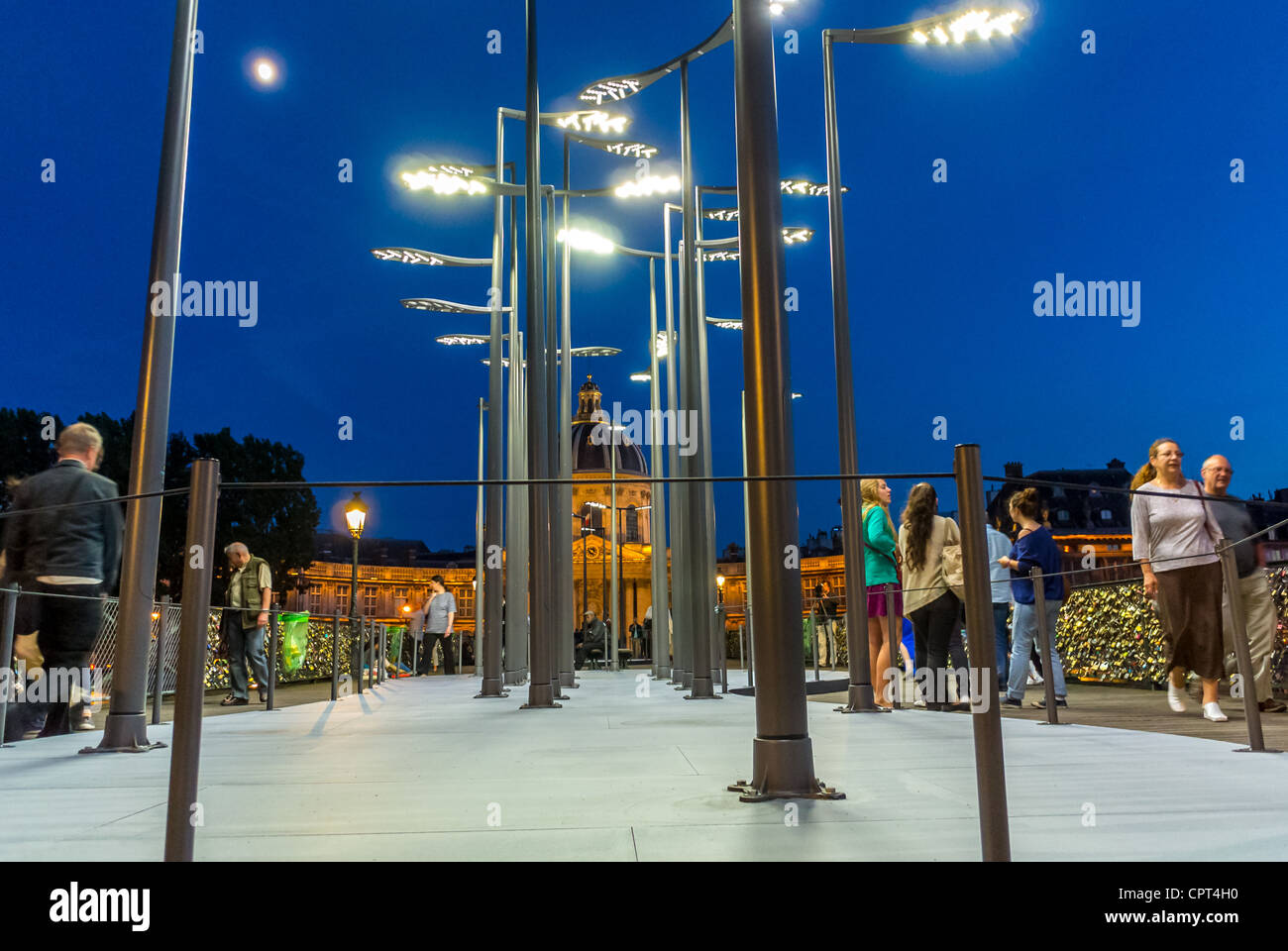 Paris, France, exposition publique de lampadaires LED à faible