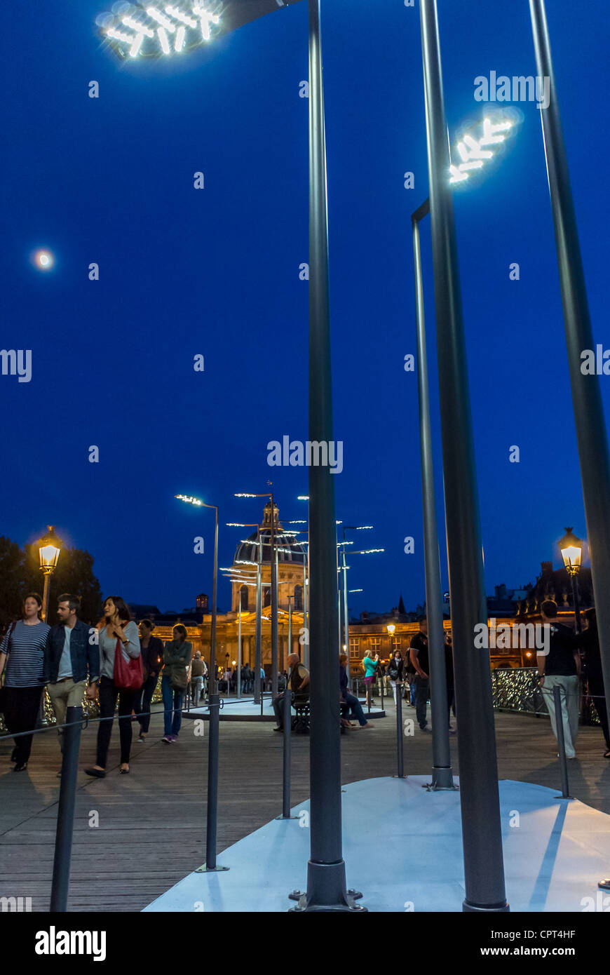 Paris, France, exposition publique de lampadaires LED à faible consommation d'énergie, lampes de rue, Design by Jean Michel Wilmotte, for Designer's Days Show, Made by GHM and Eclatec Cosl., sur le pont des Arts. Seine River Bridge. Banque D'Images