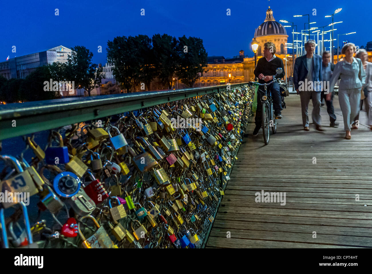 Paris, France, l'exposition publique des LED basse consommation d'Énergie, des candélabres, de conception par Jean Michel Wilmotte, pour Designer's Days Show, faite par GHM et Eclatec Cos., sur l'Pont des Arts. Seine River Bridge. Banque D'Images