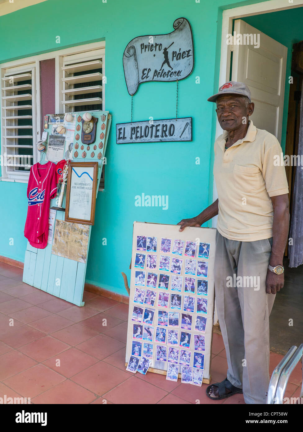 Un ancien joueur de baseball cubain connu comme El Pelotero qui était connu pour sa pièce sur l'équipe nationale pose à Viñales, Cuba. Banque D'Images