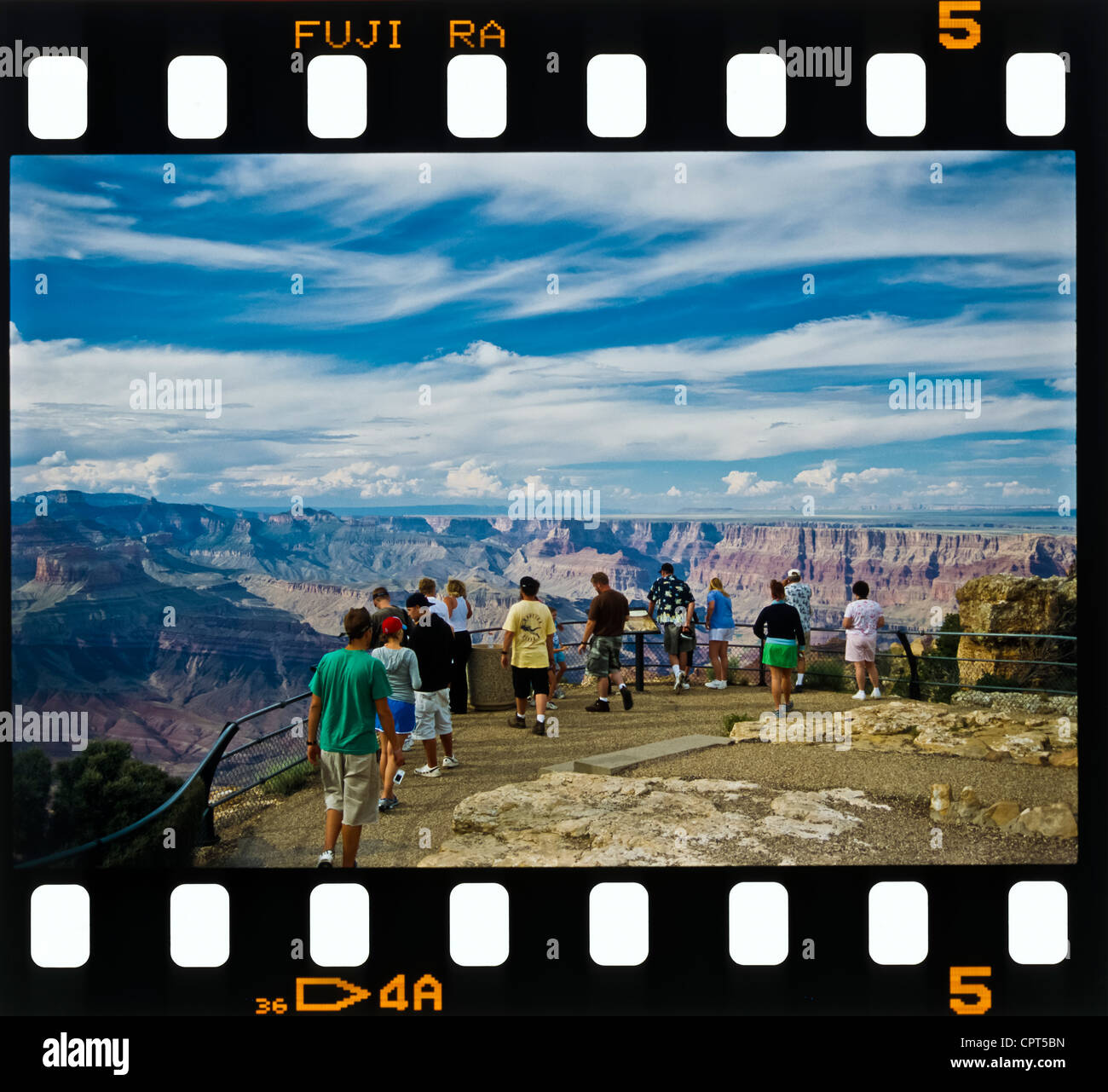 À Lipan Point sur la rive sud du Grand Canyon, les gens profiter de la superbe vue vers le bas dans le Canyon. L'été. Banque D'Images