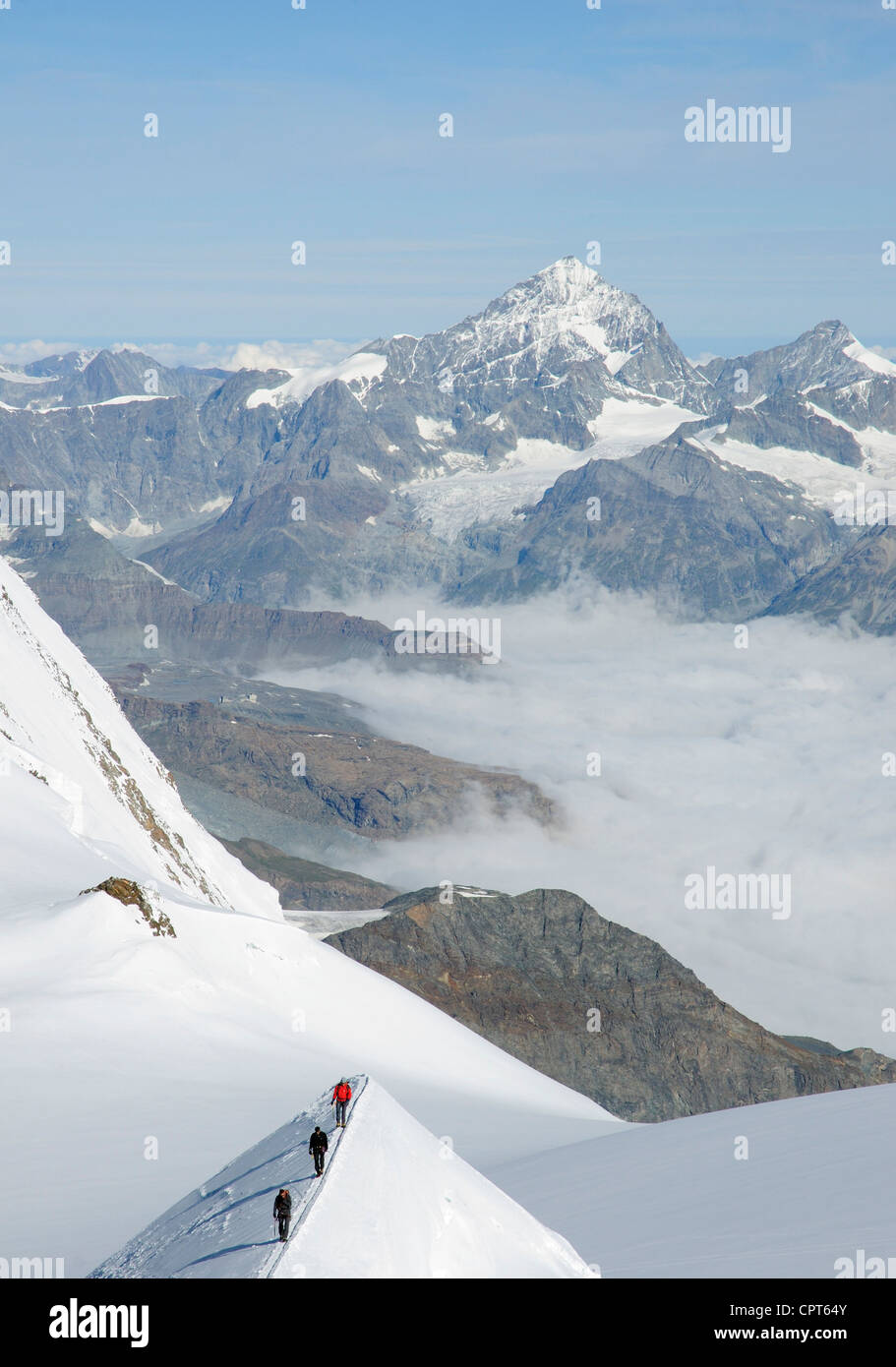 Une corde de trois alpinistes haut dans les Alpes Suisses Banque D'Images