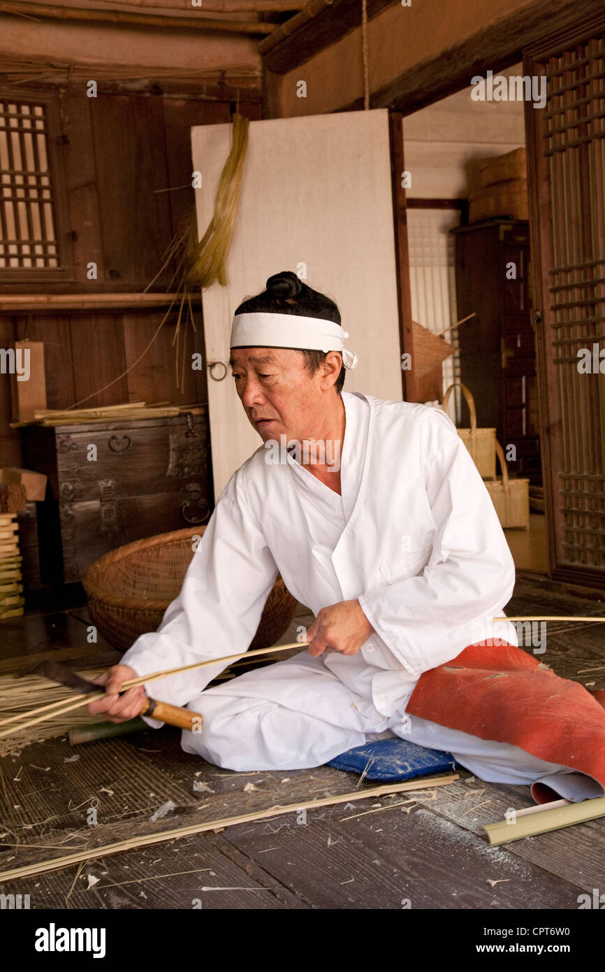 Le tissage artisanal et faire des paniers en bambou et des boîtes. La Corée du Sud. Banque D'Images