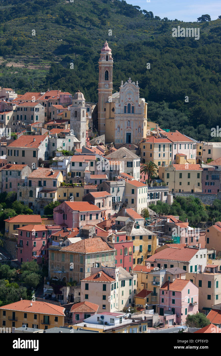 VUE AÉRIENNE.Village pittoresque de Cervo au sommet d'une colline couronné par l'église San Giovanni Battista.Province d'Imperia, Ligurie, Italie. Banque D'Images