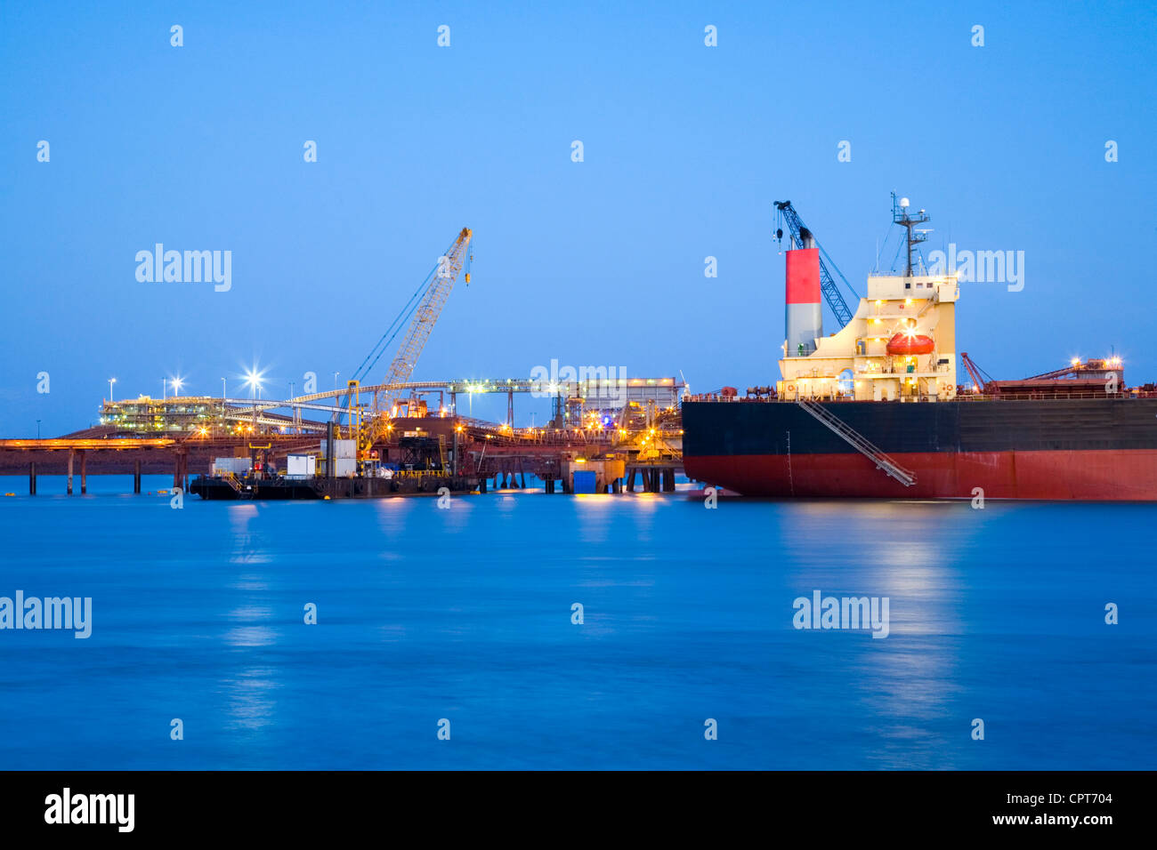 Transporteur de vrac et de grue à port au crépuscule. Port Hedland Australie de l'Ouest, Banque D'Images
