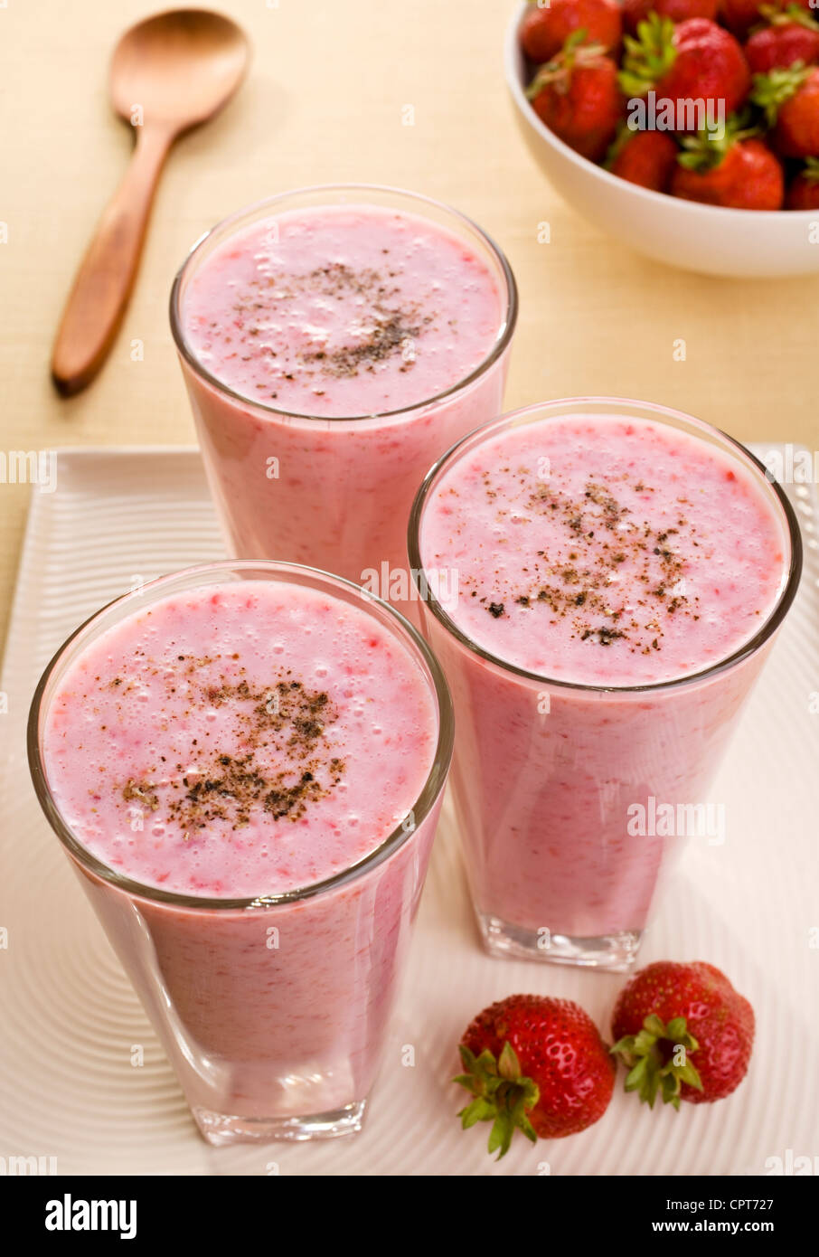 Très lumineuses, trois verres de lassi fraise sain, un Indien fait à partir de babeurre et fraises fraîches. Banque D'Images