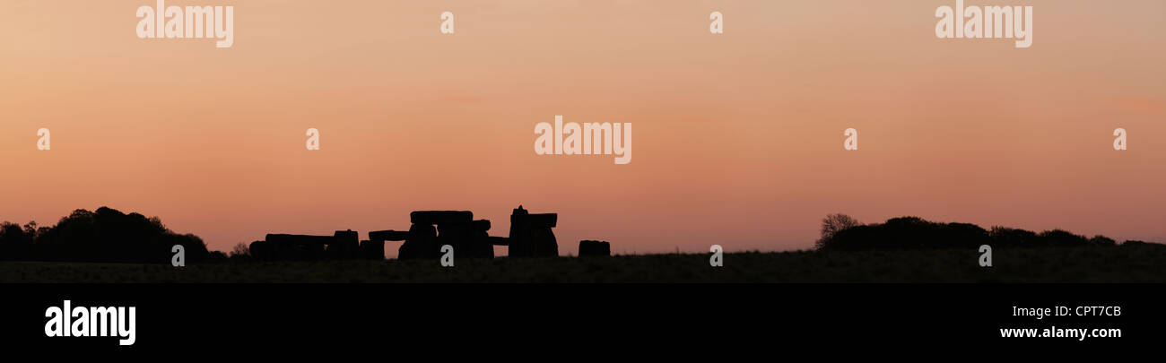 Avant l'aube, image de Stonehenge monument néolithique en silhouette, Wiltshire, Angleterre du sud Banque D'Images