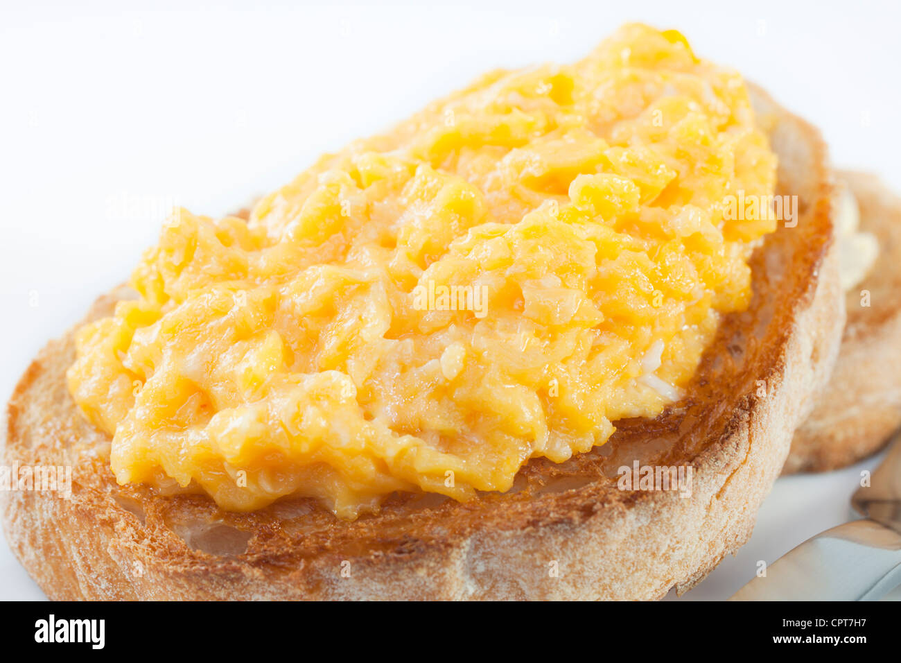 Œufs brouillés au beurre sur pain focaccia croquante toasts. Banque D'Images