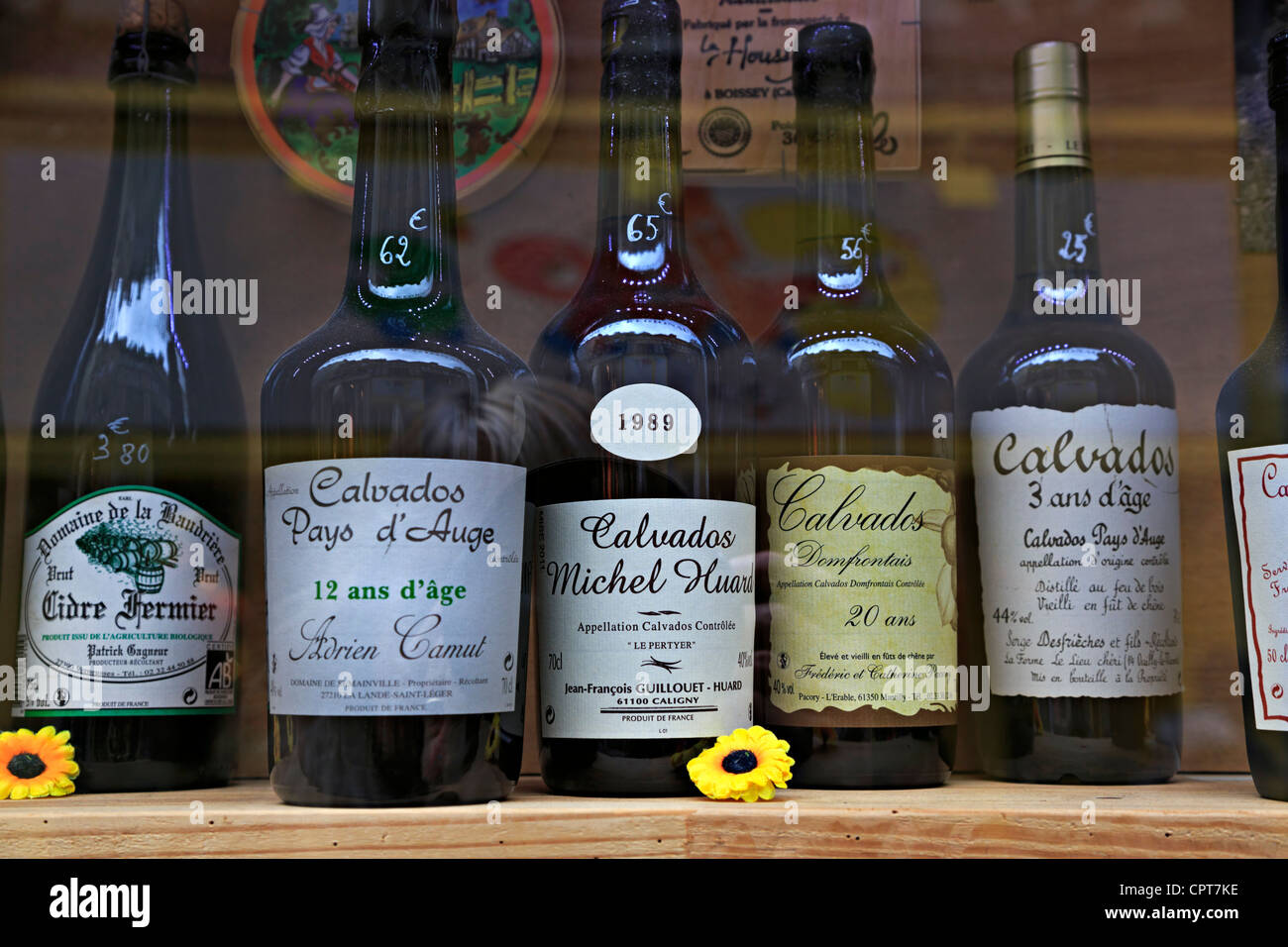 Afficher la fenêtre de Calvados. Pomme est faite en Basse-normandie de spécialement fait du cidre. Banque D'Images