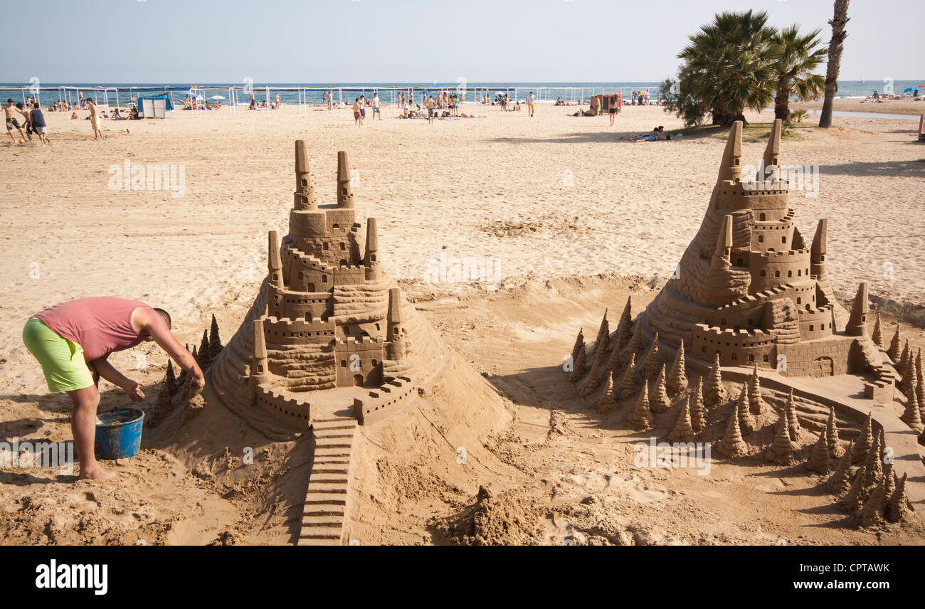 Château de sable construit habilement sur la plage à Cambrils Espagne Banque D'Images