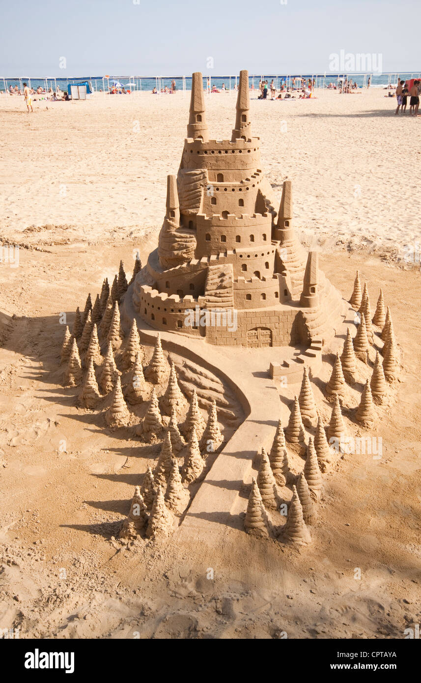 Château de sable construit habilement sur la plage à Cambrils Espagne Banque D'Images