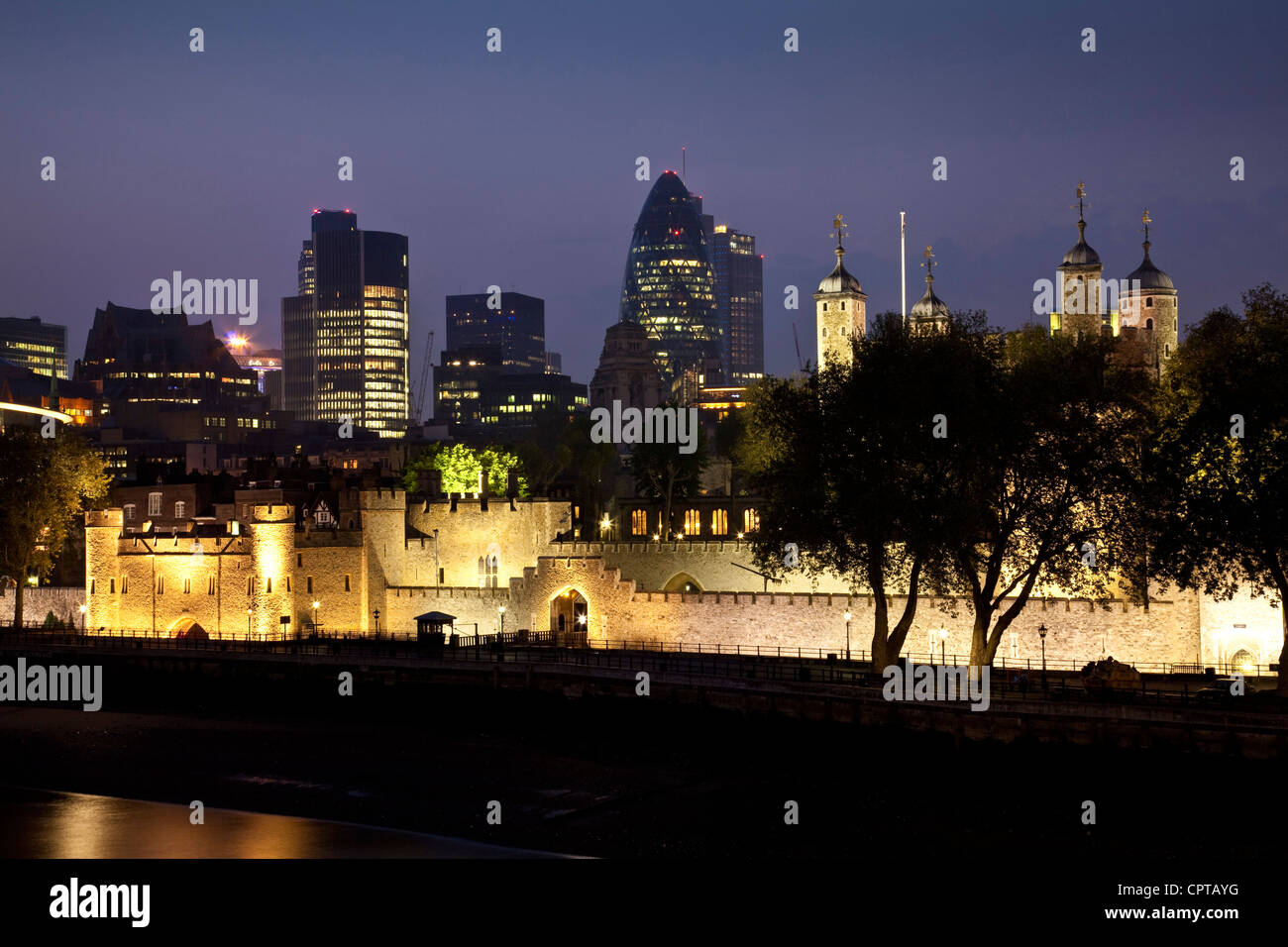 La Tour de Londres et les toits de la ville, Londres, Angleterre Banque D'Images