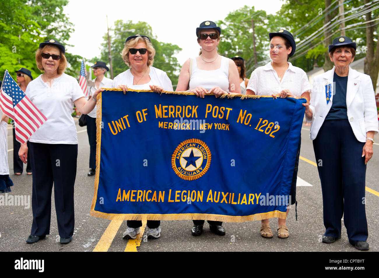 Auxiliaire de la Légion américaine marchant avec des bannières en Merrick Memorial Day Parade le 28 mai 2012, à Long Island, New York, USA. Banque D'Images