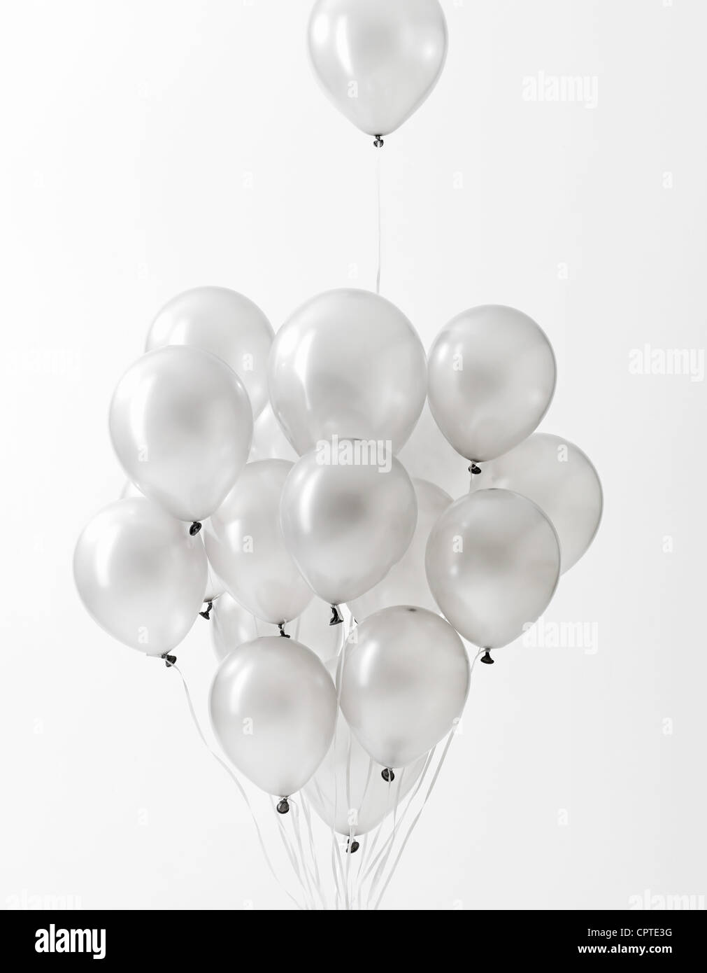Ballons argent contre flottant fond blanc Banque D'Images