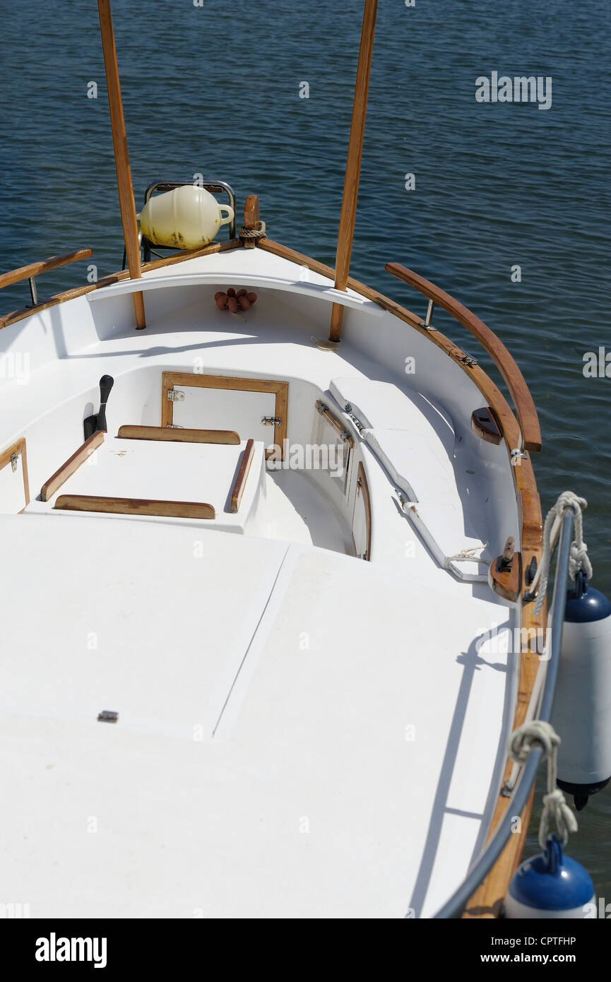 Zone avant d'un petit bateau blanc na macaret espagne Minorque Banque D'Images