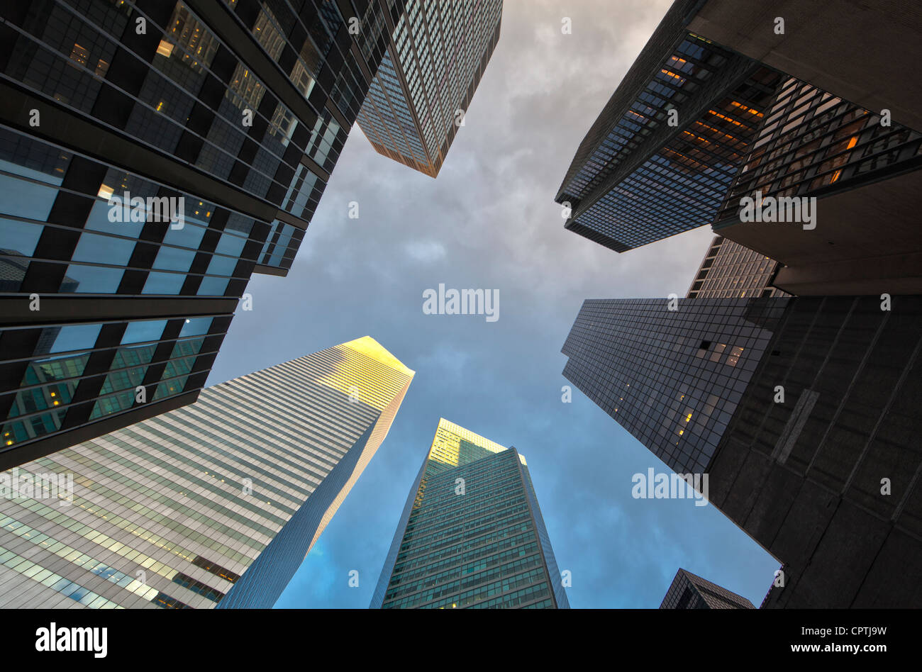 À la recherche jusqu'au gratte-ciel du centre de Manhattan, New York City Banque D'Images