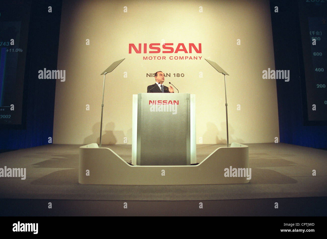 Carlos Ghosn, Président et chef de la direction de Nissan parle lors d'une conférence de presse à Tokyo, le 23 octobre 2002 Banque D'Images
