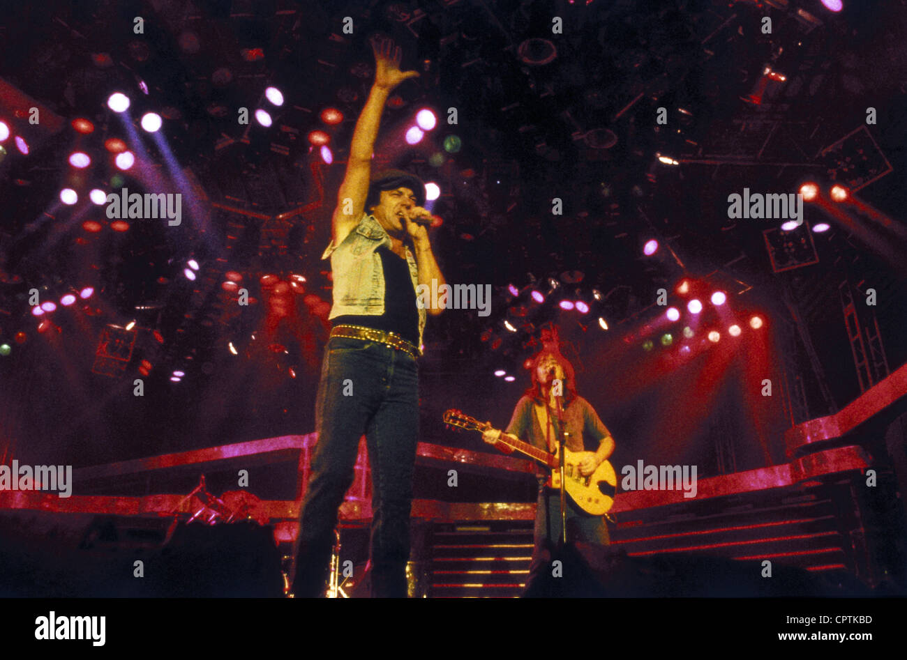 AC/DC, groupe de rock australien, formé en 1973, lors d'un concert, le chanteur Brian Johnson et le guitariste Malcolm Young, vers 1990, Banque D'Images