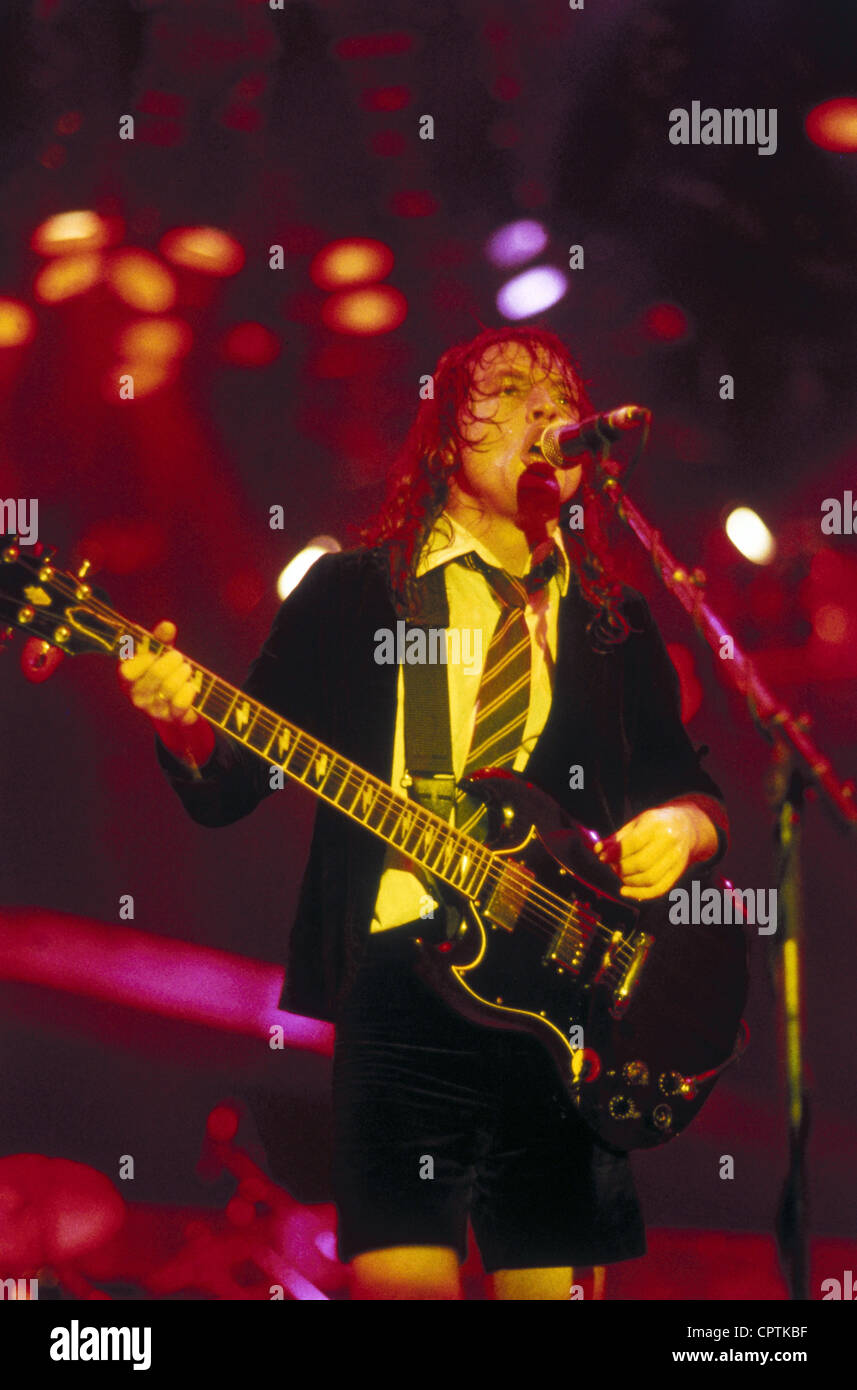 AC/DC, groupe de rock australien, formé en 1973, guitariste Angus Young en tête lors d'un concert, vers 1990, Banque D'Images