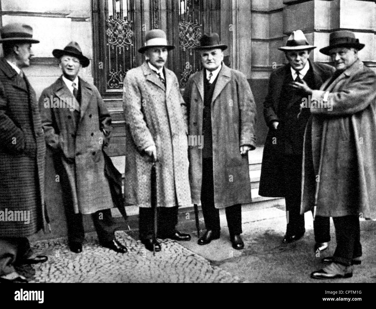 Mann, Thomas, 6.6.1875 - 12.8.1955, auteur / écrivain allemand, Prix Nobel de littérature 1929, a quitté, sur une photo de groupe avec Alfred Doeblin, Alfed Mombert, Wilhelm von Scholz, Walter von Molo et Herrmann Stehr, Banque D'Images