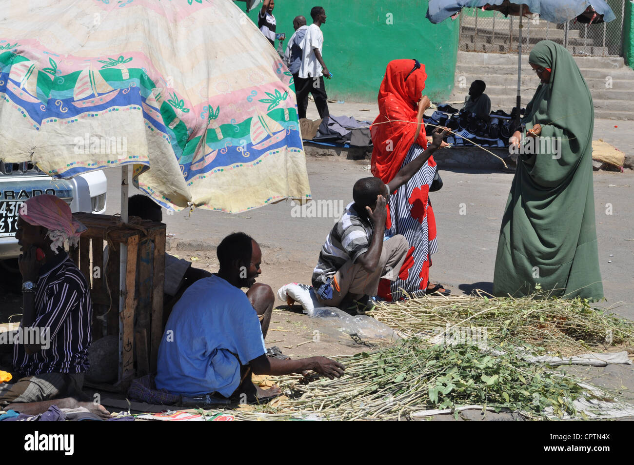 Un marché local à l'extérieur de la mosquée Hamoudi dans le centre de la ville de Djibouti, Djibouti, la Corne de l'Afrique. Banque D'Images