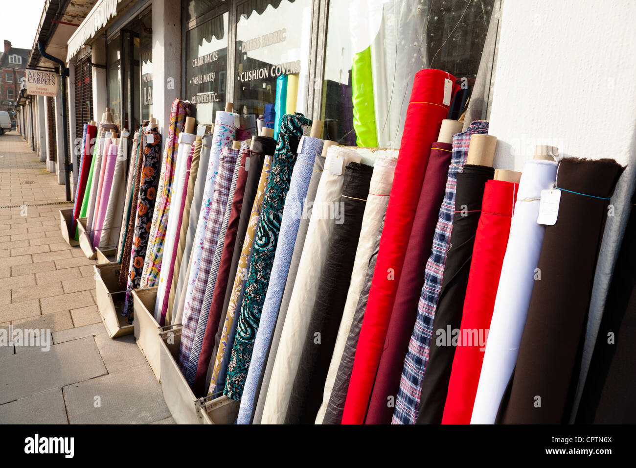 La mercerie boutique avec des rouleaux de tissu et de matériel à l'extérieur, marché Sneinton, Nottingham, England, UK Banque D'Images