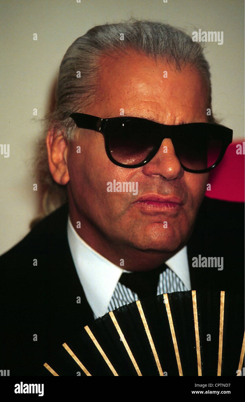 Lagerfeld, Karl, * 10.9.1938, couturier allemand, portrait, avec fan, 1995, Banque D'Images