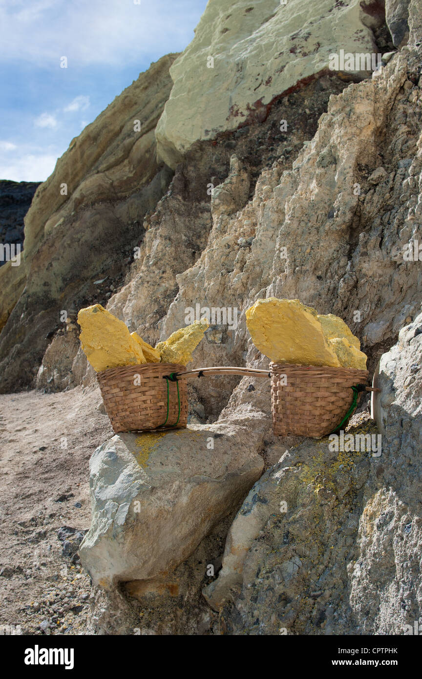 Paniers de Kawah Ijen volcano, soufre, Java, Indonésie Banque D'Images
