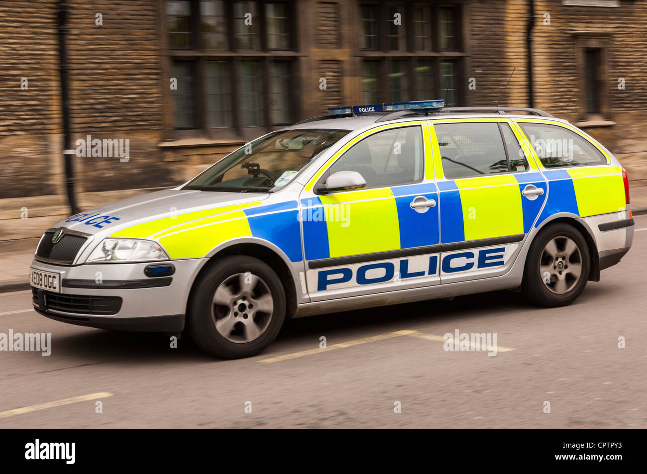 Une voiture de police roulant à travers la ville avec circulation à Cambridge , Angleterre , Angleterre , Royaume-Uni Banque D'Images