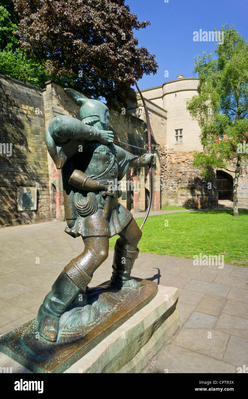 Statue de Robin Hood le célèbre archer à l'extérieur des murs du château de Nottingham et de la porte d'entrée, Nottingham, Notinghamshire Angleterre GB UE Europe Banque D'Images