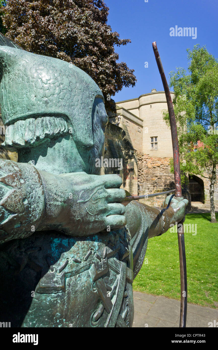 Statue de Robin Hood le célèbre archer à l'extérieur du château de Nottingham, Nottingham, Nottinghamshire England UK GB EU Europe Banque D'Images
