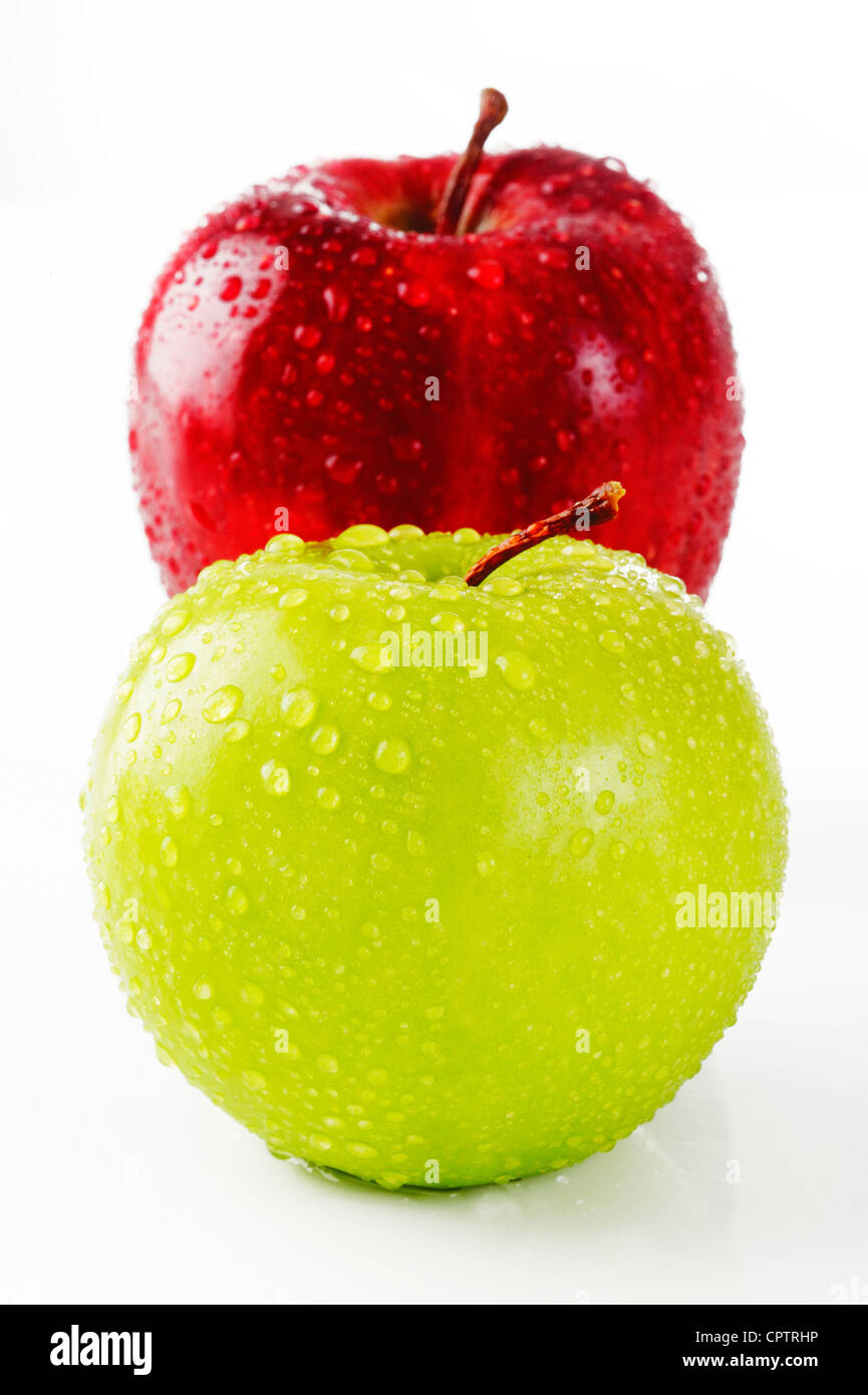 L'eau goutte sur le rouge et vert pomme Banque D'Images
