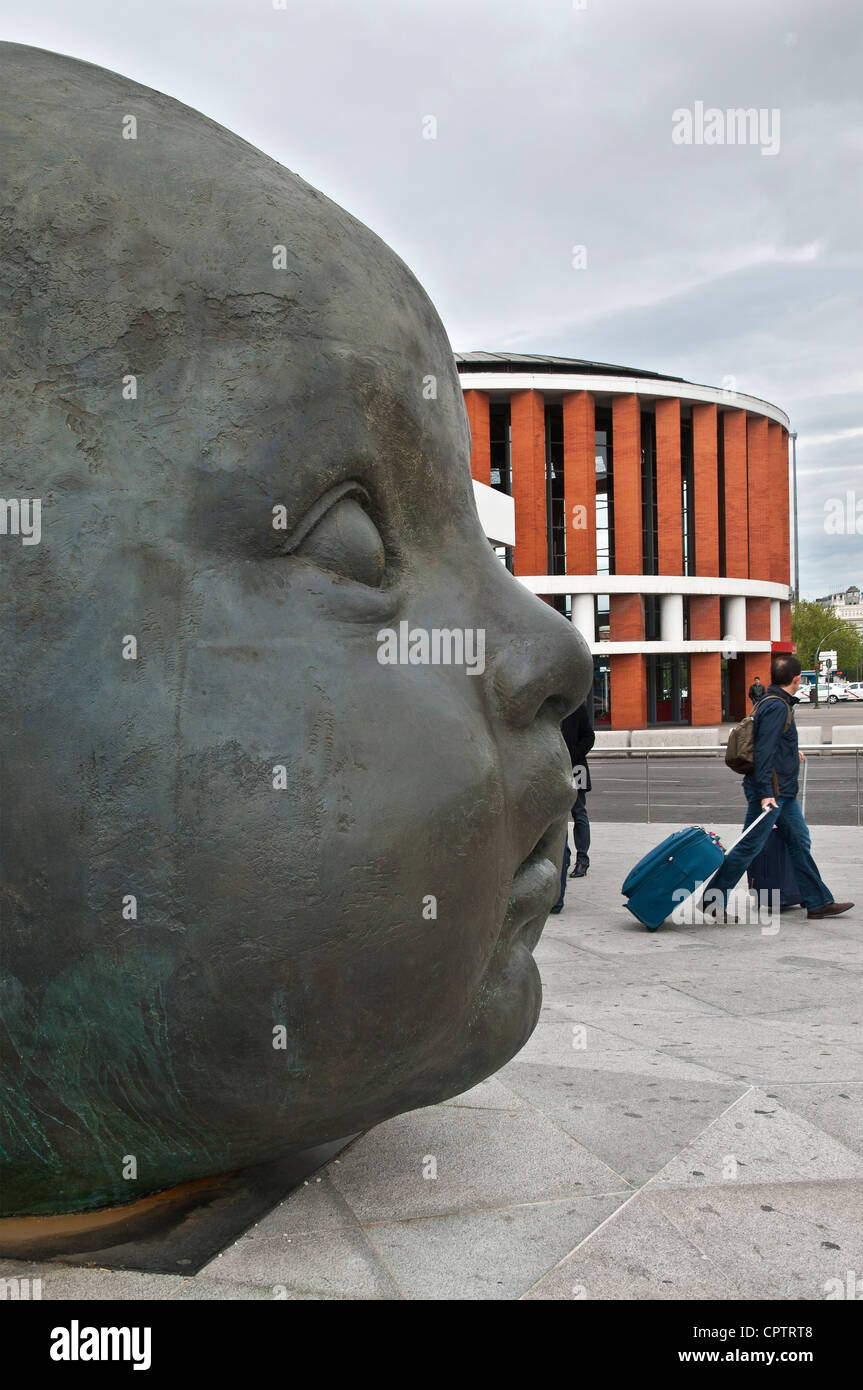 L'un d'une paire de sculptures en bronze appelé Night & Day par Jaume Plensa à l'entrée de la gare d'Atocha, Madrid, Espagne Banque D'Images