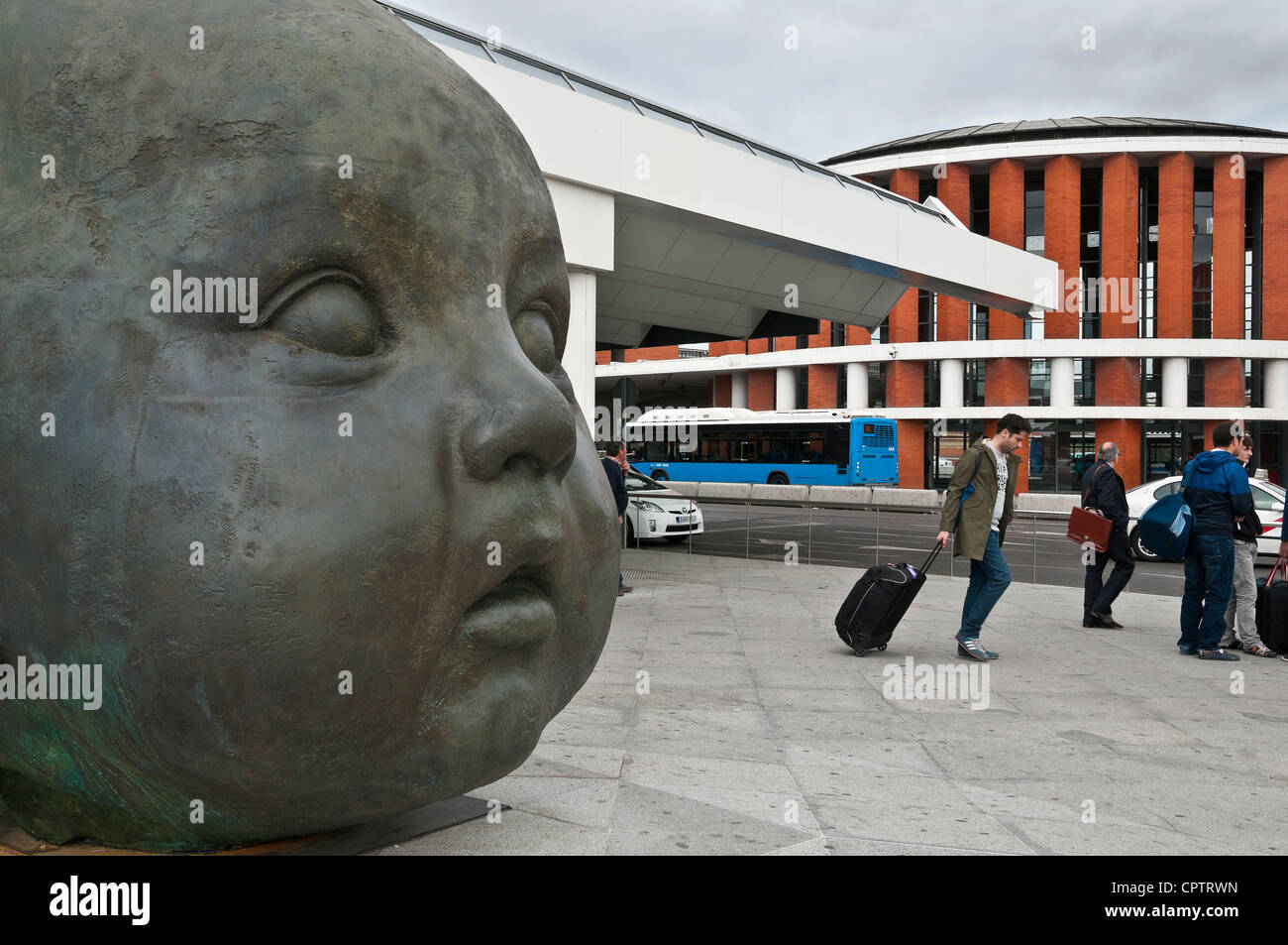 L'un d'une paire de sculptures en bronze appelé Night & Day par Jaume Plensa à l'entrée de la gare d'Atocha, Madrid, Espagne Banque D'Images
