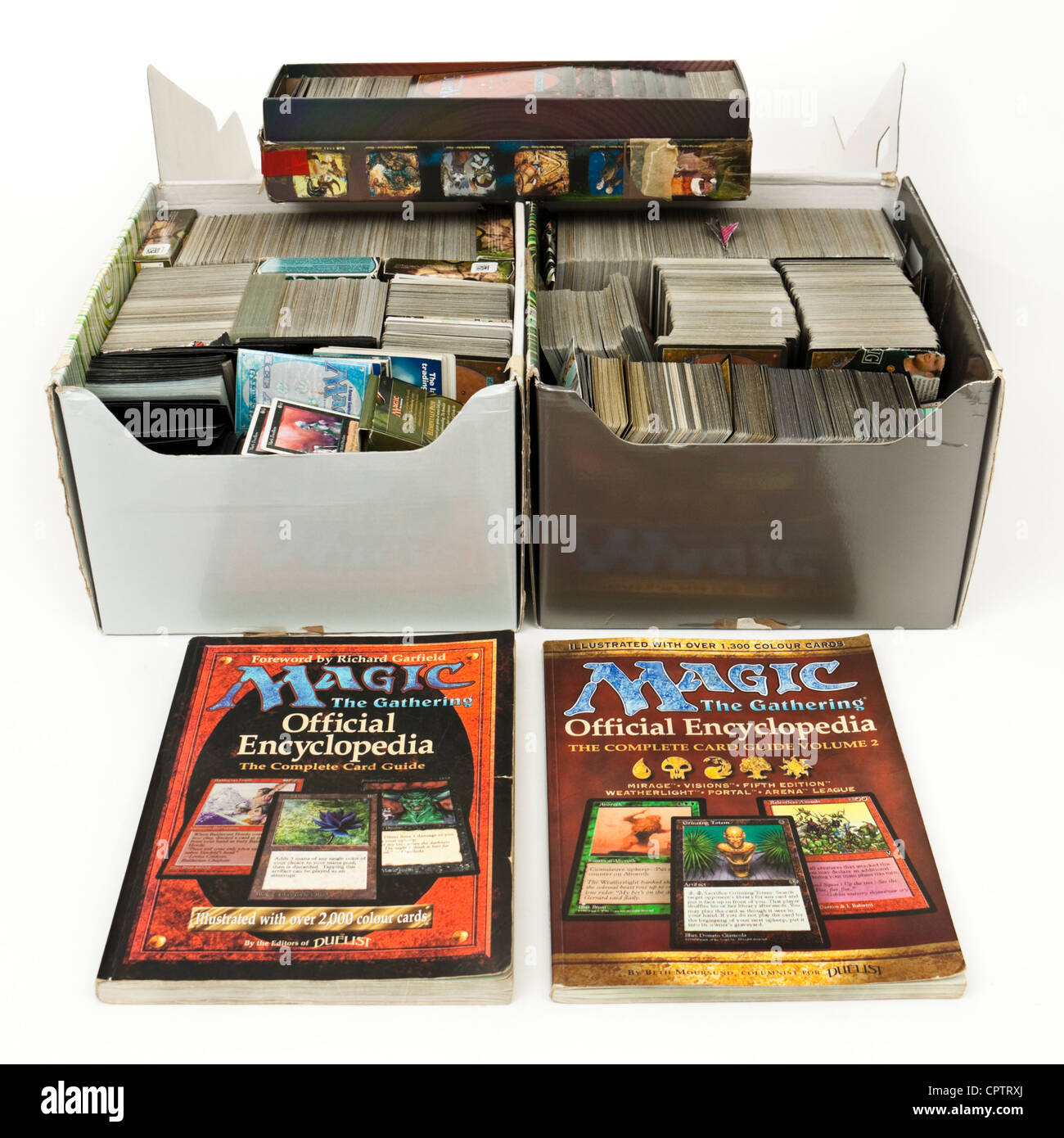 Grande collection de Magic The Gathering cartes de jeu de rôle avec deux encyclopédies Photo