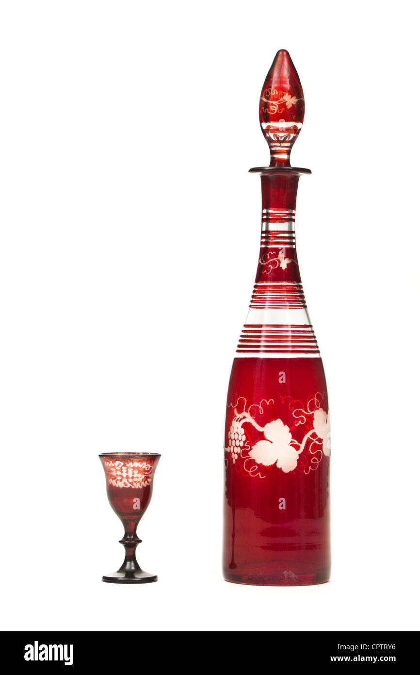 Carafe en verre de Bohême ; cranberry liqueur glass et d'appariement Banque D'Images