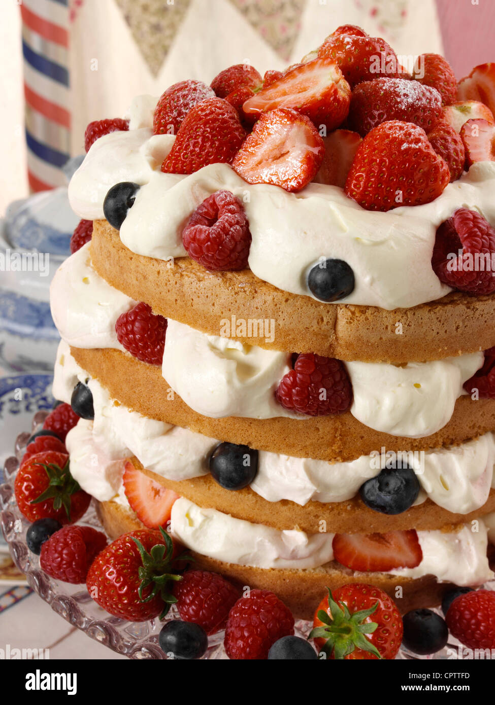 Gateau Eponge Estivale De Petits Fruits Bleuets Fraises Framboises Photo Stock Alamy