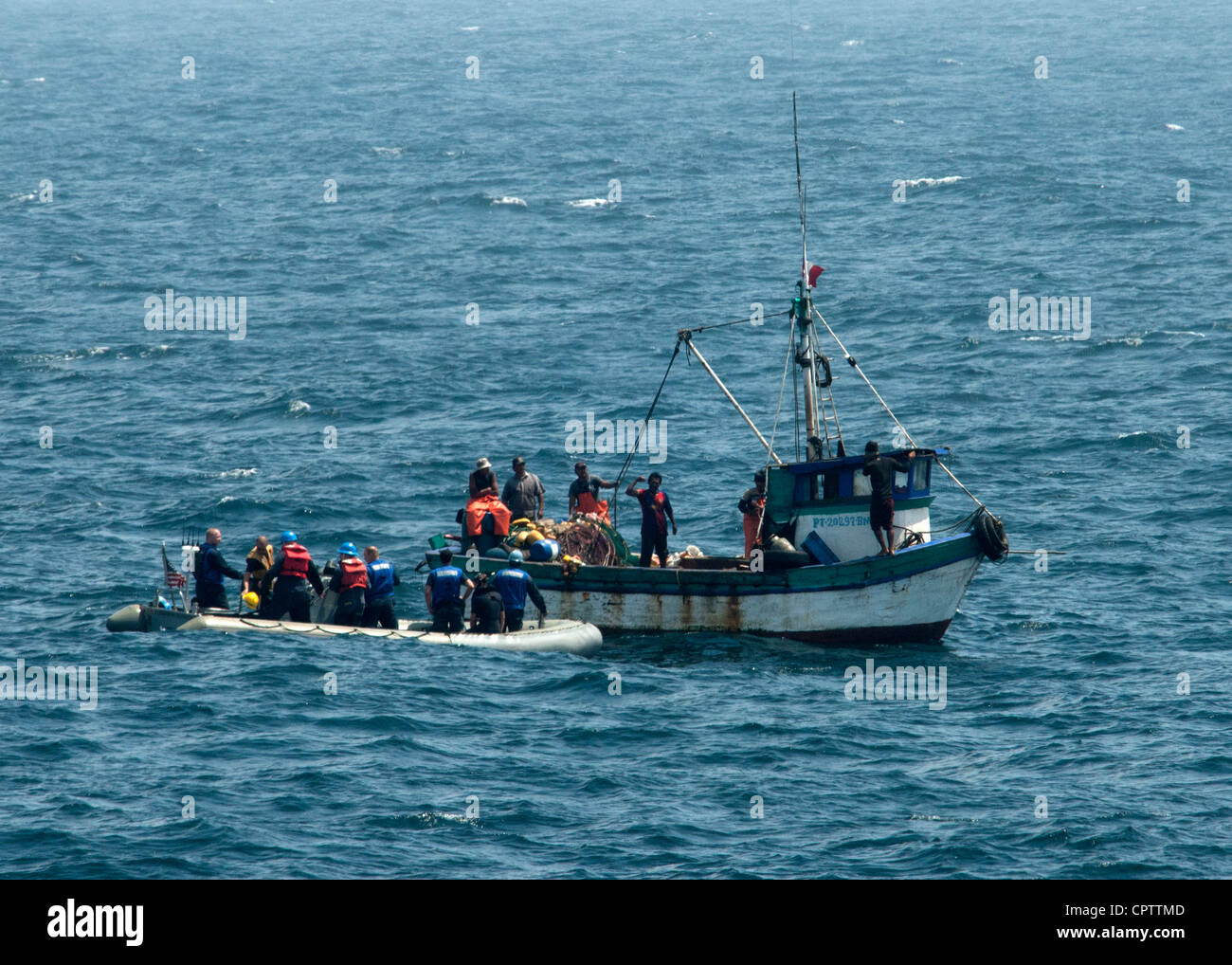 Les marins américains à bord d'un bateau gonflable à coque rigide, à gauche, aident un bateau de pêche péruvien handicapé dans l'océan Pacifique le 10 mai 2012, qui avait été bloqué pendant 10 jours après un échec de transmission. Les marins ont été affectés à la frégate de missiles guidés USS Underwood (FFG 36), qui a été déployée en Amérique centrale et du Sud et dans les Caraïbes à l'appui de la mer du Sud 2012. Southern Seas est une opération dirigée par le Commandement Sud des États-Unis conçue pour renforcer les relations avec les pays partenaires régionaux et améliorer la préparation opérationnelle de toutes les unités affectées. Banque D'Images