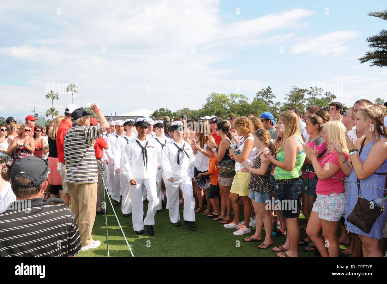 Les marins défilent à travers les spectateurs du PGA Tour dans le cadre de la cérémonie de la Journée d'appréciation militaire des joueurs 2012. Le thème de cette année, « UN hommage aux volontaires américains » en l'honneur du 375e anniversaire de la Garde nationale des États-Unis, a salué les militaires et leurs familles. Banque D'Images