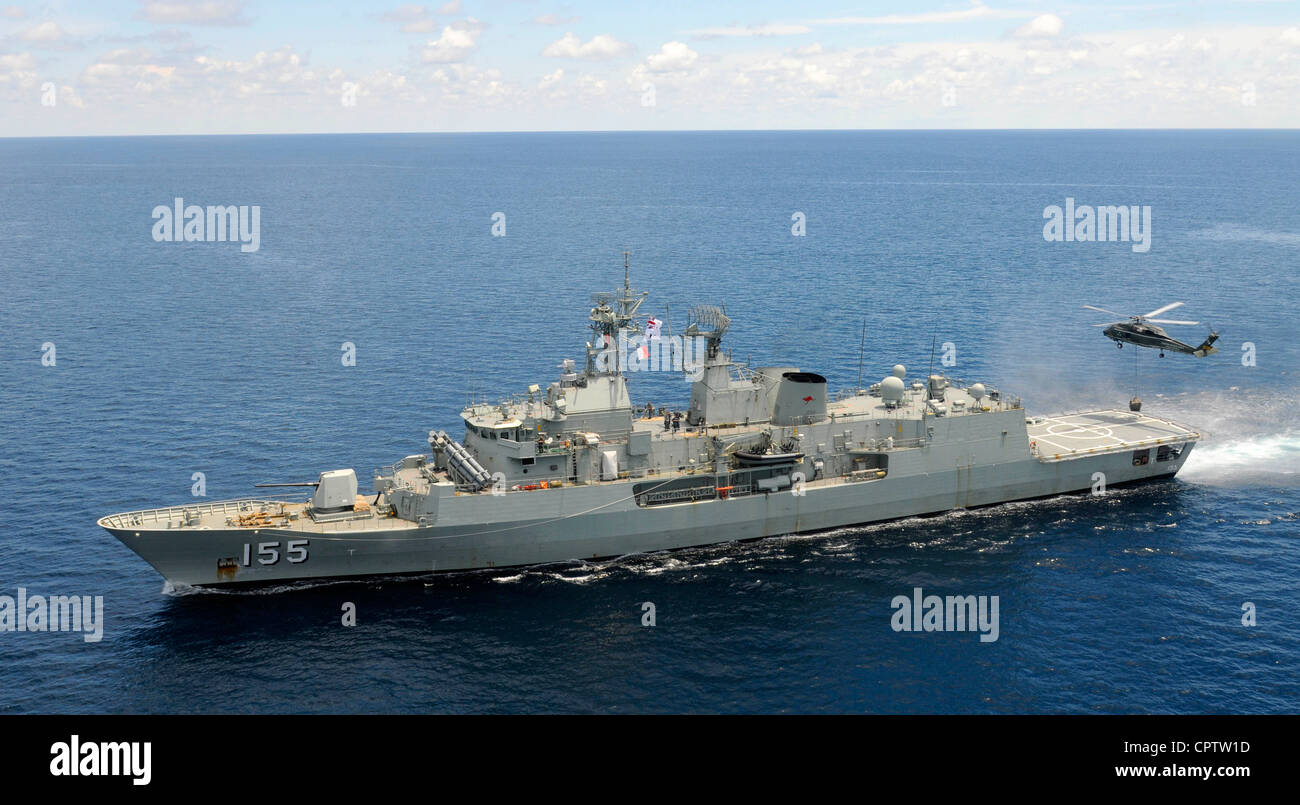 Un hélicoptère Seahawk SH-60F cargo prend à partir de la frégate de la Marine royale australienne HMAS Ballarat (FF 155) pendant la traversée en mer de Chine du Sud. Banque D'Images