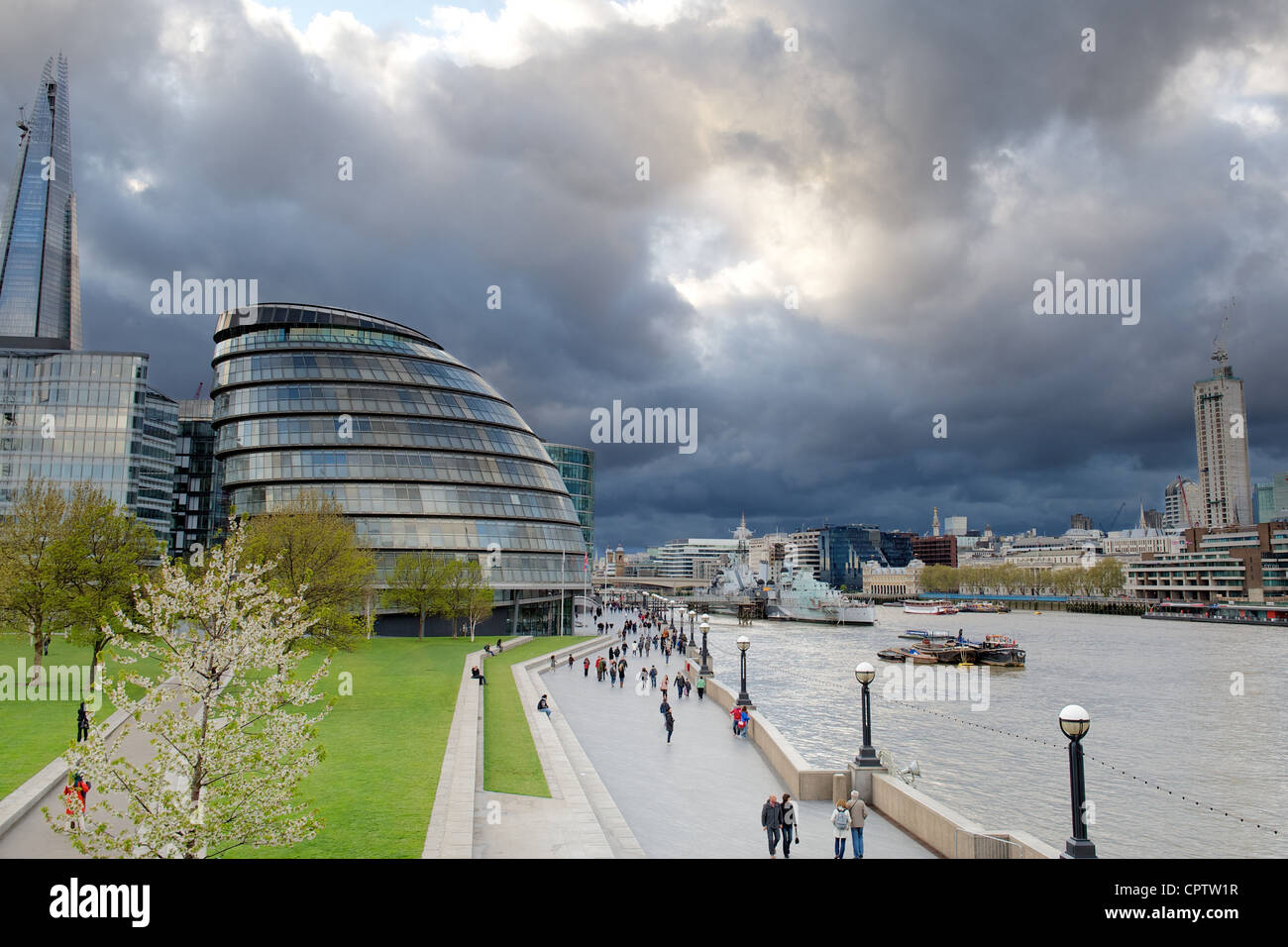 Nuages de tempête de recueillir plus de City Hall, London, UK Banque D'Images