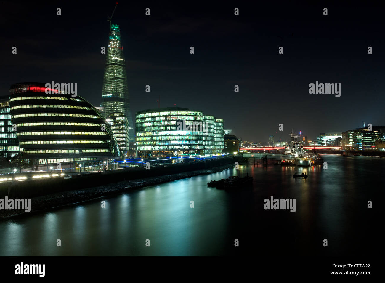 L'hôtel de ville, le Fragment, le HMS Belfast et London Bridge by night avec la Tamise au premier plan, London, UK Banque D'Images
