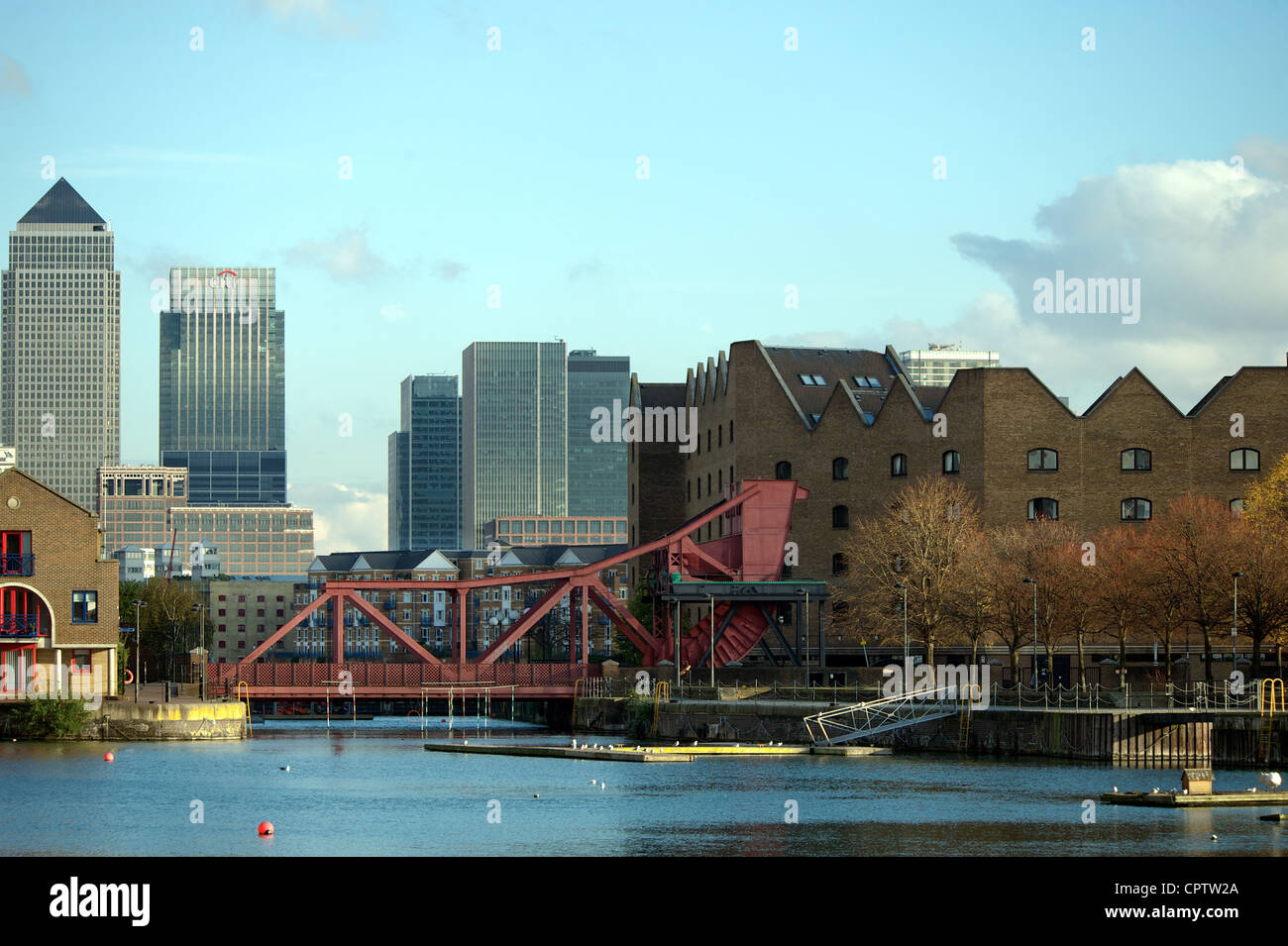 Shadwell Basin avec Canary Wharf en arrière-plan, East London, UK Banque D'Images
