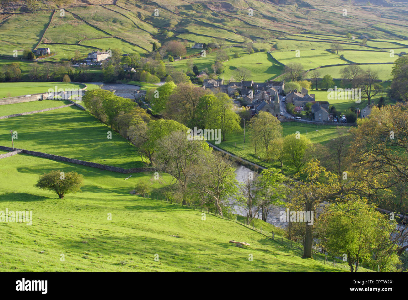 Vue de dessus Burnsall village au printemps, rivière Wharfe lointain et colline, Yorkshire Dales national park, North Yorkshire, UK Banque D'Images